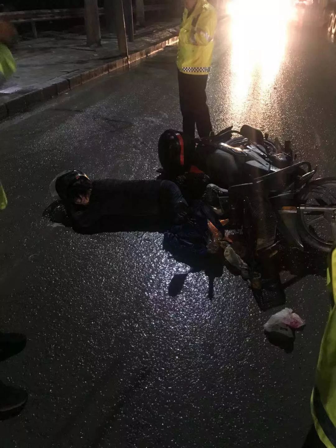 暖心!江夏男子雨夜骑车滑倒晕厥,好心跟车司机开双闪"守护"