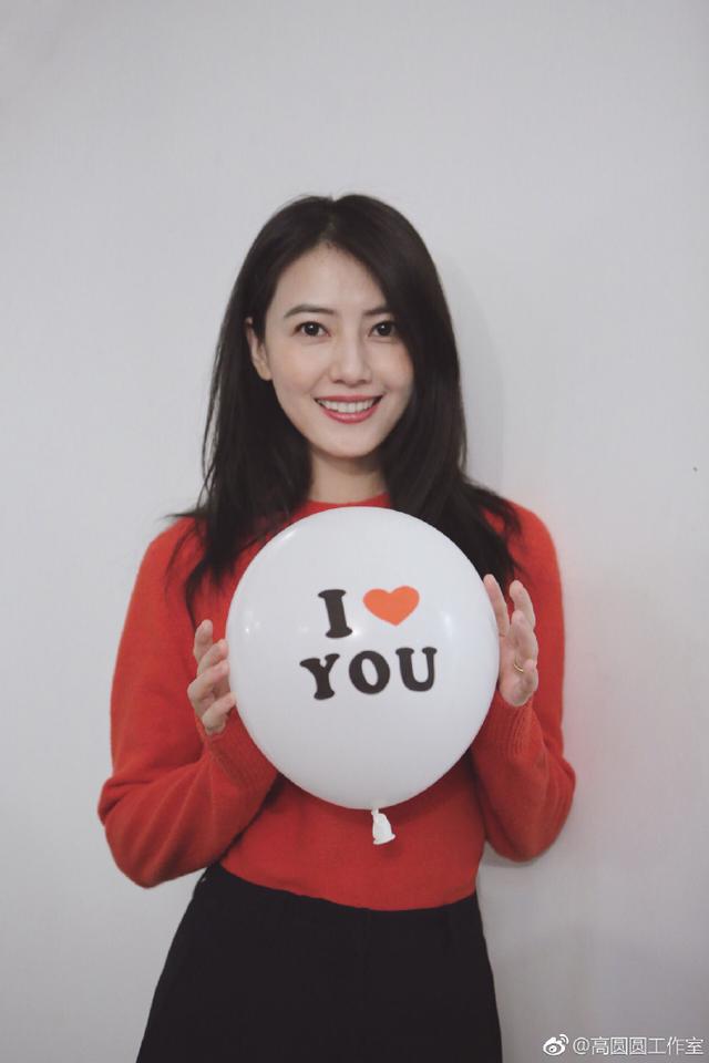高圆圆不愧是虎扑女神冬至罕见晒自拍照笑容比冰糖葫芦还甜呢