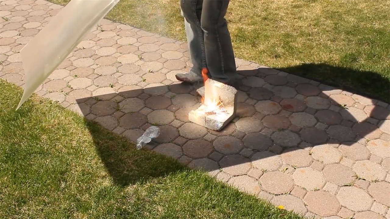 如果很强烈的太阳光照在镜子上镜子是将光反射掉还是会破坏镜面