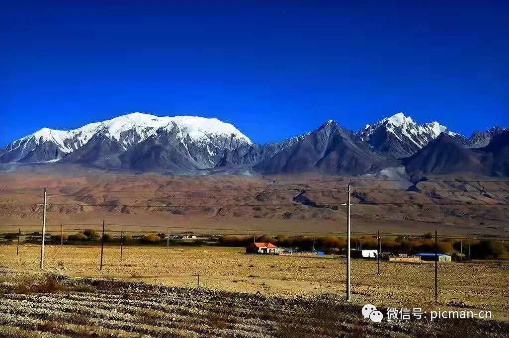 位於中國和巴基斯坦交界處,海拔8611米,是世界第二高峰