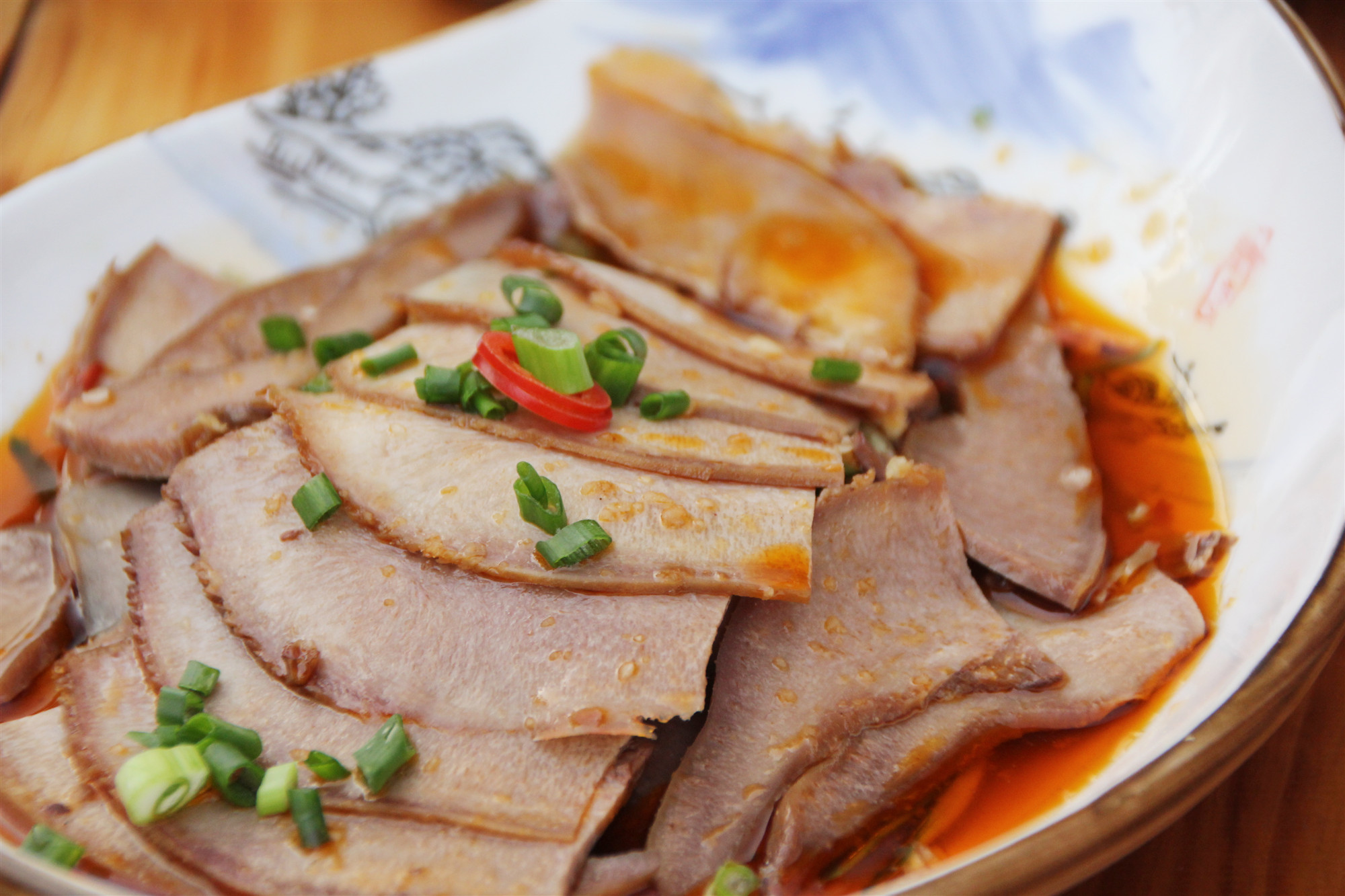 这是凉拌猪舌头一个席上28个菜,而且大多数是肉菜,袁小猫不得不感叹主