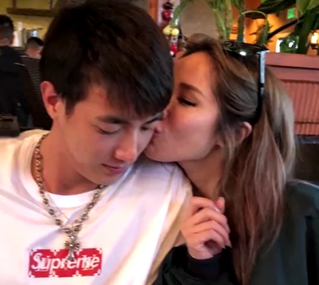 萧亚轩和小16岁男友黄皓在直播期间亲嘴40岁女神爱上24岁小鲜肉