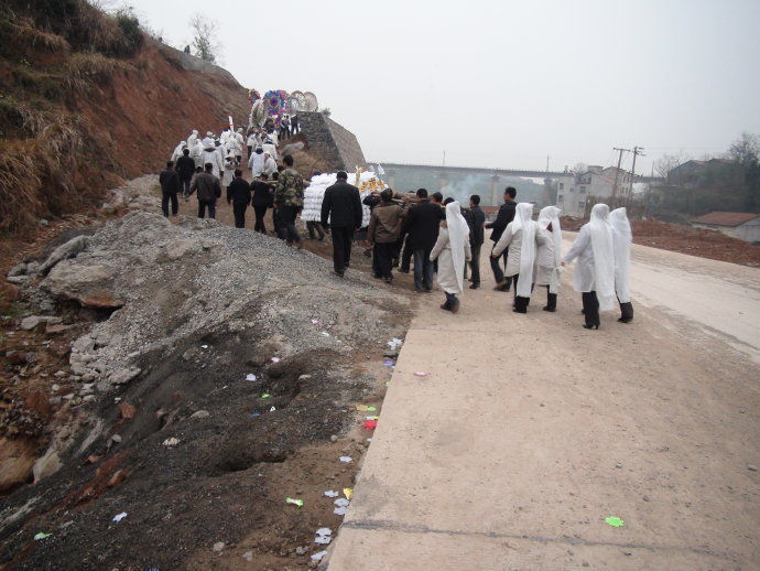 农村丧葬习俗:入敛仪式,就是指为死者穿衣服