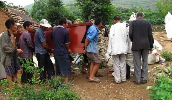 为去世的人烧元宝送盘缠的传说