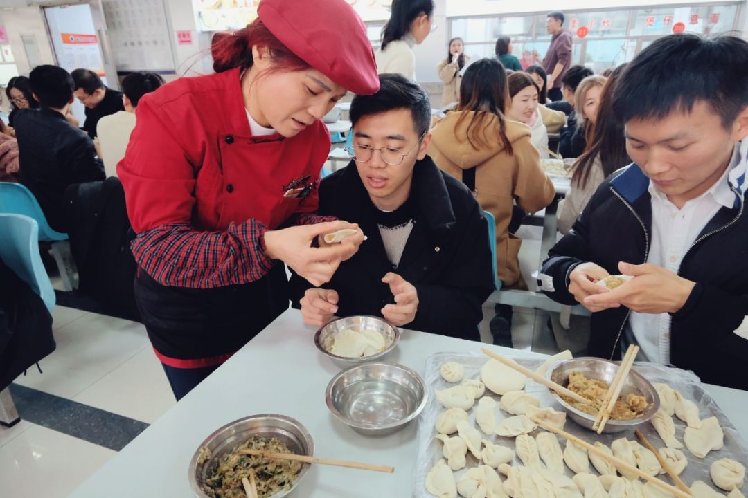 在這個特別的日子裡,悉尼工商學院的研究生們歡聚在嘉定一食堂,各自