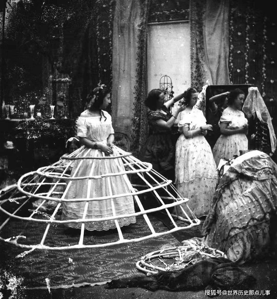 【图2】裙子的主人要在一众仆人的帮助下,套上这个看上去非常巨大