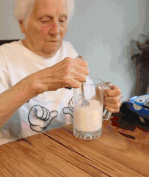 93岁硬核奶奶坐拥1300万粉丝，和孙子的创意照火遍全网：等我老了，也要这么酷！_罗斯
