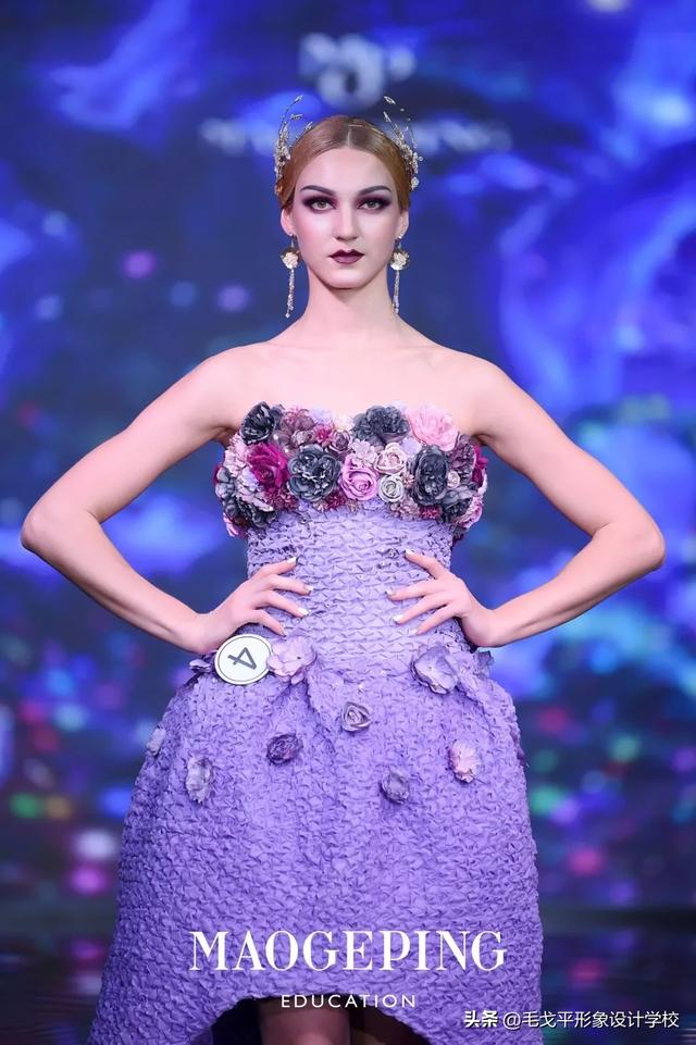 体现出化妆师们的非凡创意能力和制作水平创造出各种形态的服装同学们