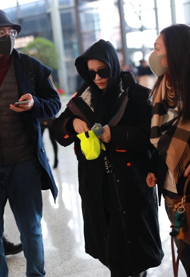 张雪迎全黑look走机场,穿黑羽绒服酷劲十足,墨镜遮面变霸道总裁