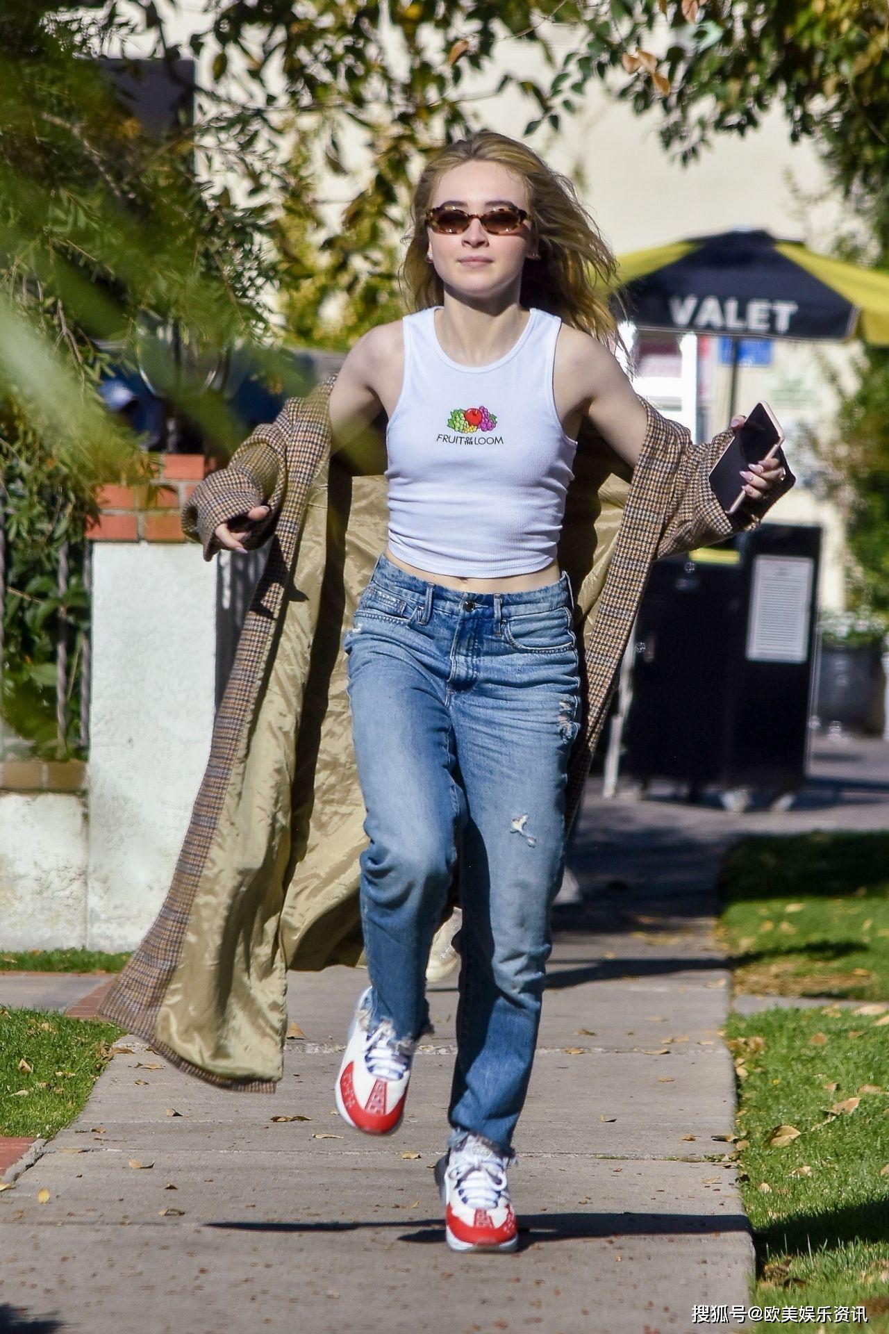 萨布丽娜卡彭特sabrinacarpenter和男友在studio城吃午餐