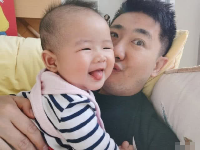 张徐宁晒李艾视角父子合照,将儿子举高高父爱爆棚,小灯泡一脸懵