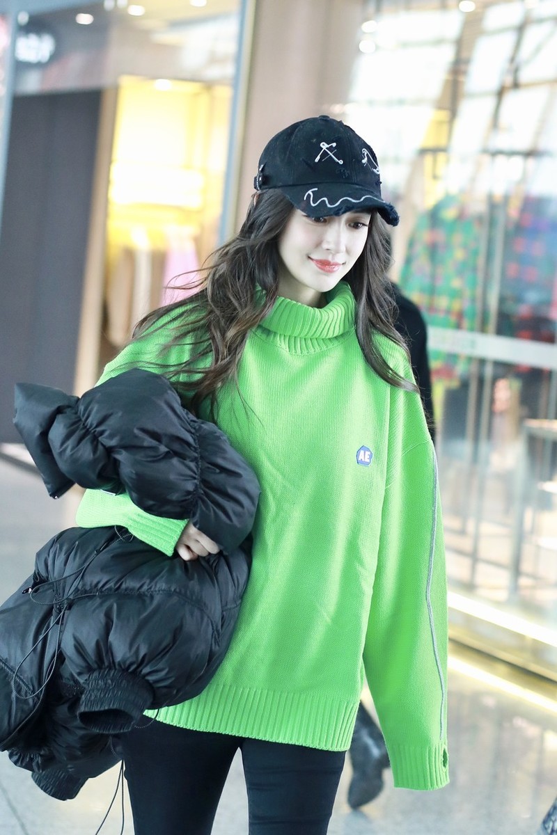 原创杨颖清爽走机场,黑色羽绒服配荧光绿毛衣,真不像是当妈的人