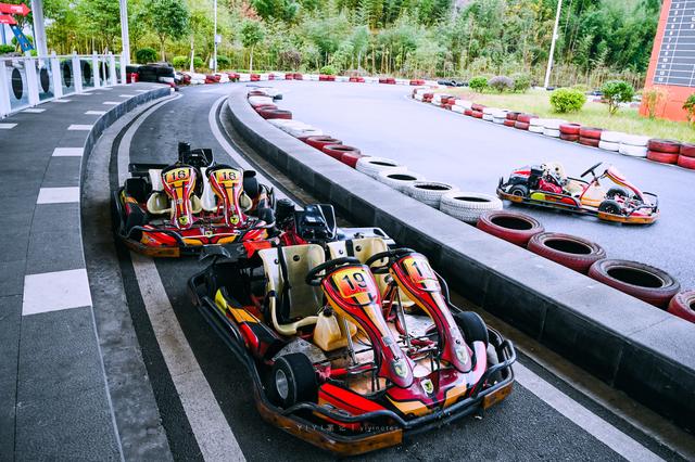 来到宝山,在这里有超刺激精彩的卡丁车俱乐部,喜欢刺激的你,一定要去
