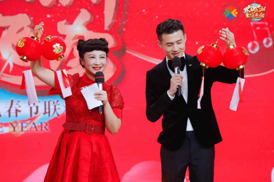 蜜蜂姐姐与一天哥哥严嗲,杜悦姐姐与小朋友同台主持"欢动五洲·童心