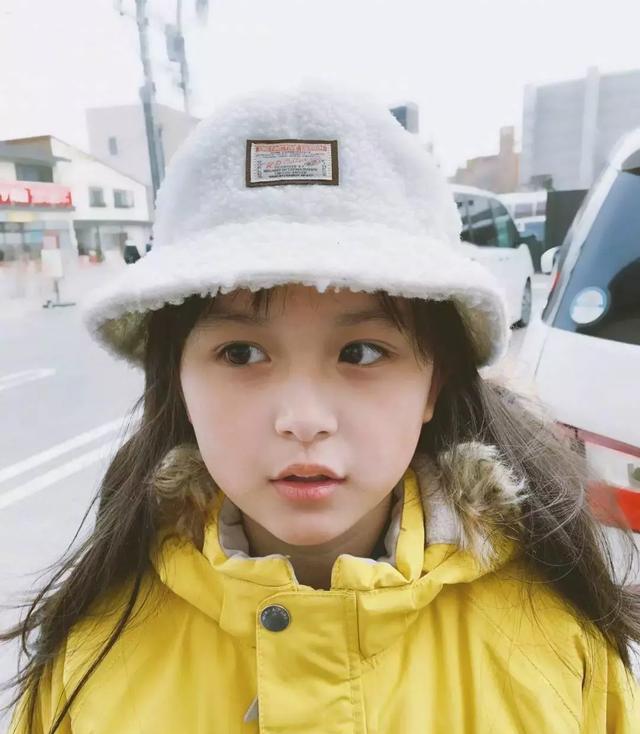 10岁刘楚恬随意一拍照就是大片长得像赵丽颖年少成名很低调