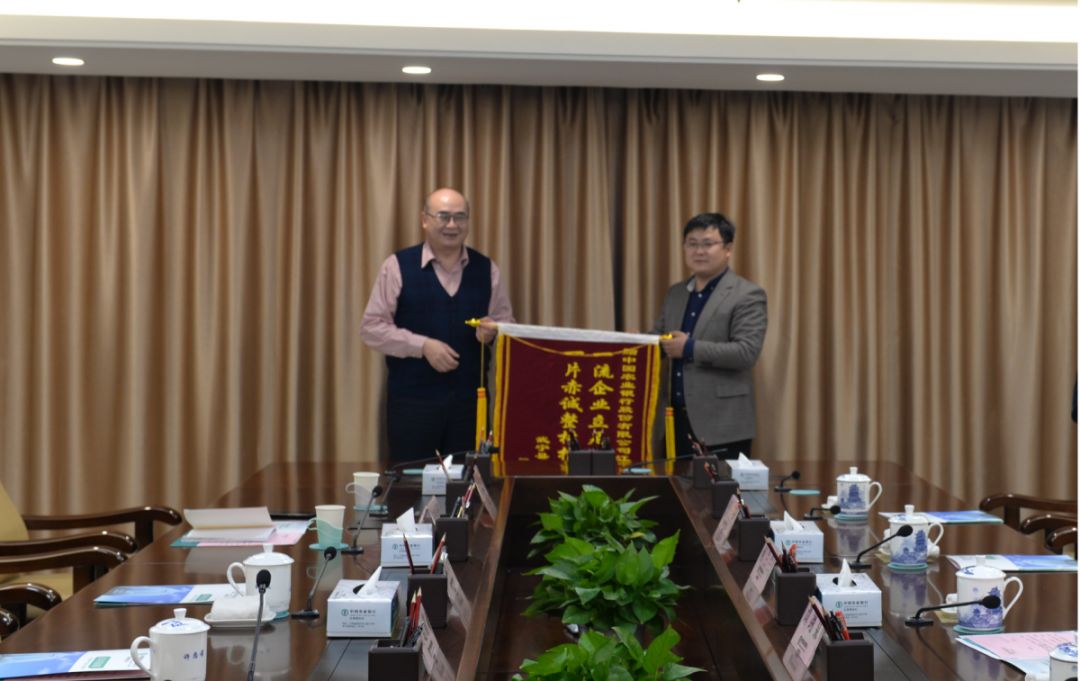 立足三农真服务整村推进真扶贫