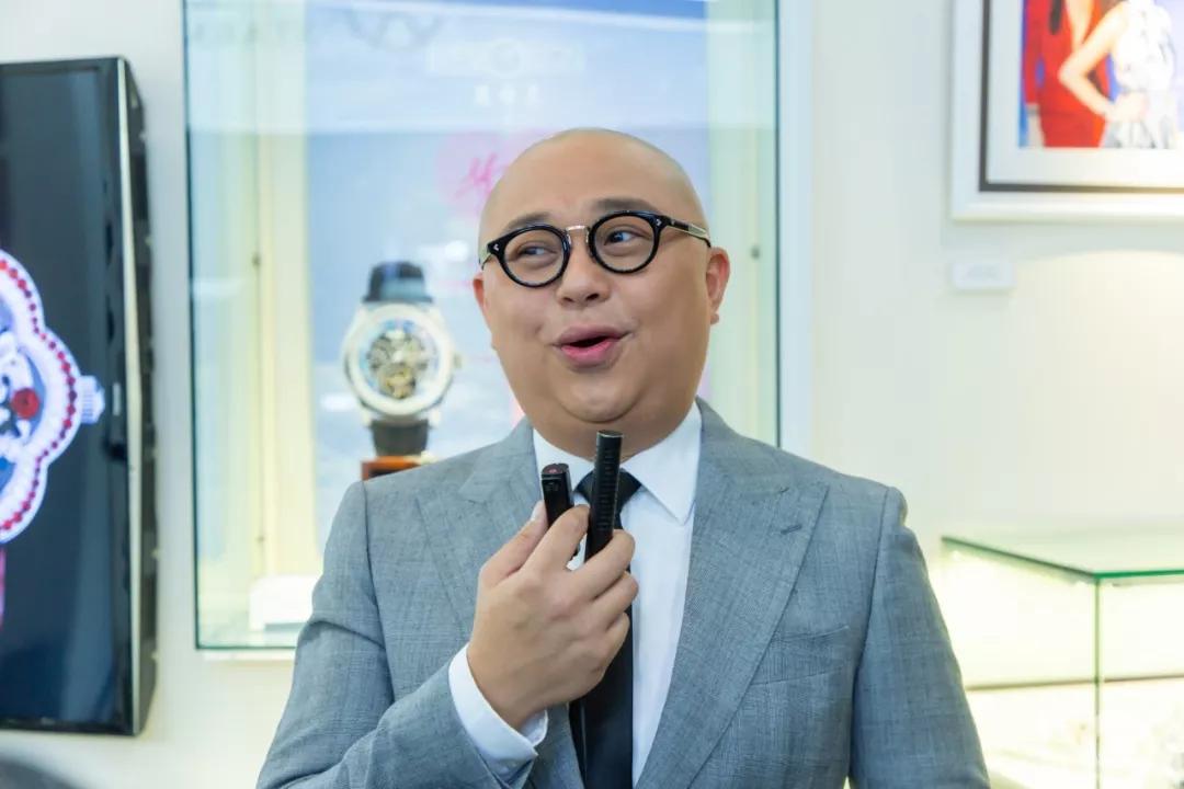 tvb主持人靠光头形象吃遍陆港如今买独立屋面积大到开演唱会