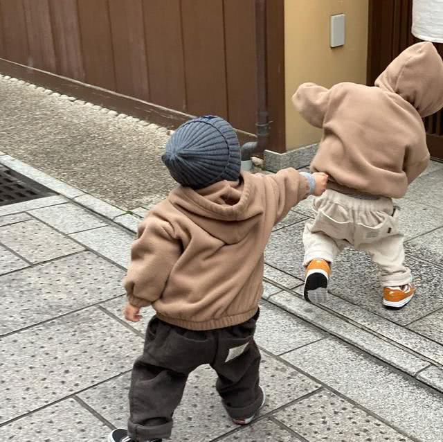 两个小伙伴还握握手,相当有爱,很显然没有露正脸的是六叔的儿子.