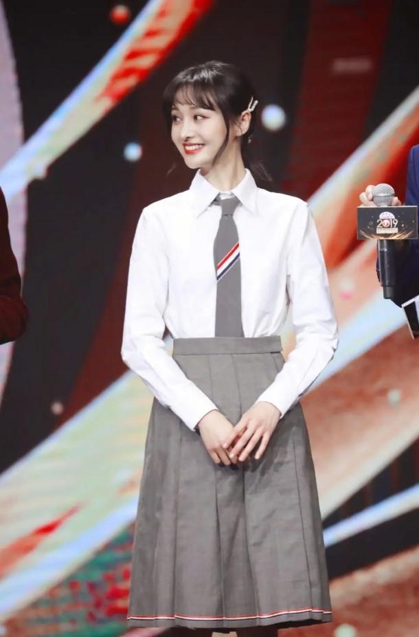 原创郑爽又现回忆杀,一身校服造型回到楚雨荨时期,不过鼻子有点奇怪