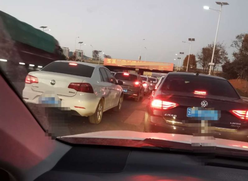 etc道堵车堵到高速上玉溪网友哭诉这哪是堵车明明是堵心