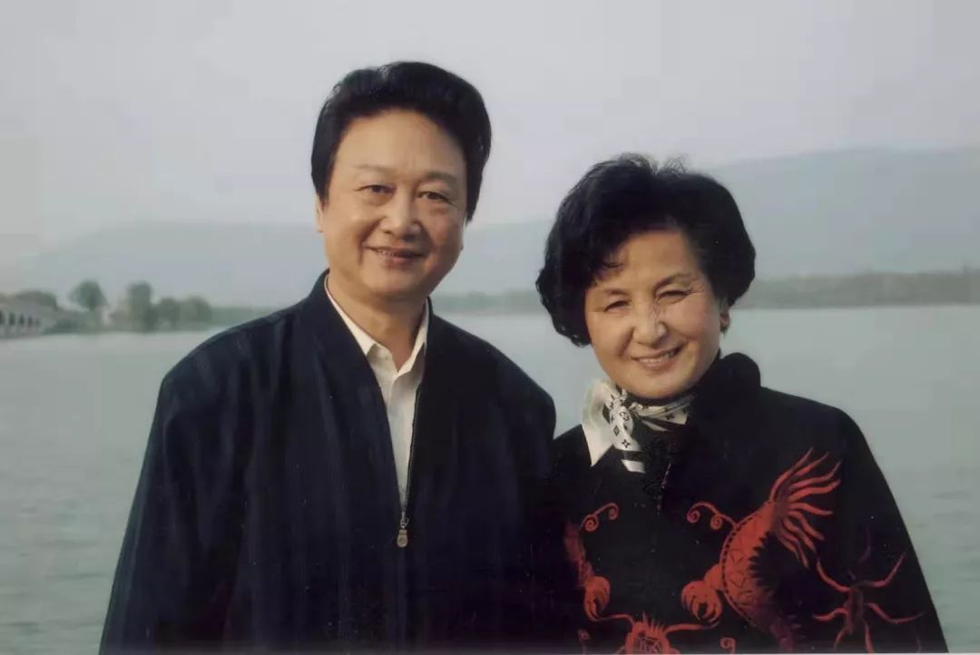 陪伴,是最长情的告白讲述自己的病情时,乔榛先生语气平和.