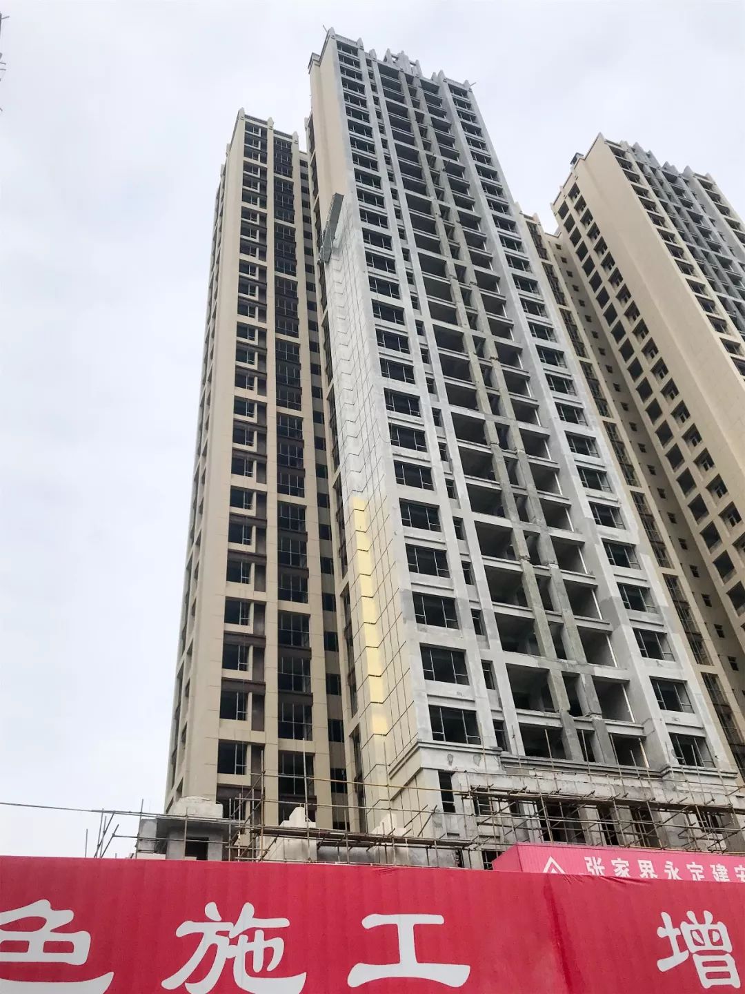 12月19日下午1时许湖南张家界永定区昊天珑璟湾建筑工地两名外墙刷漆