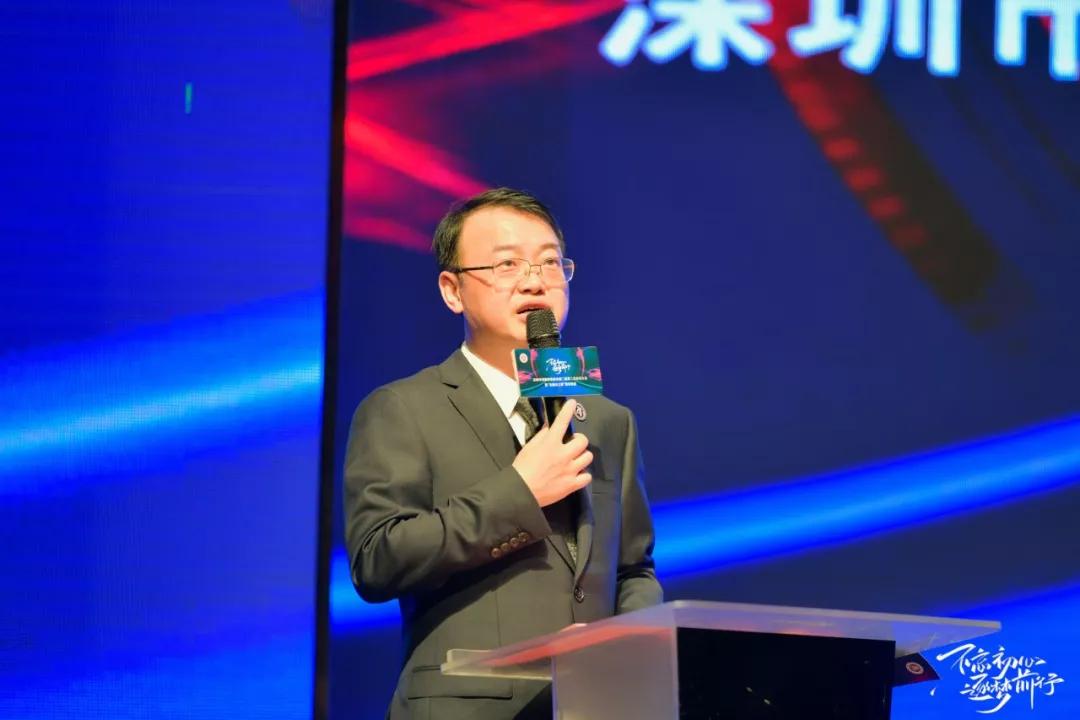 在深圳娄底商会四周岁宣传片后,秘书长张凯向大家作了2019年度商会