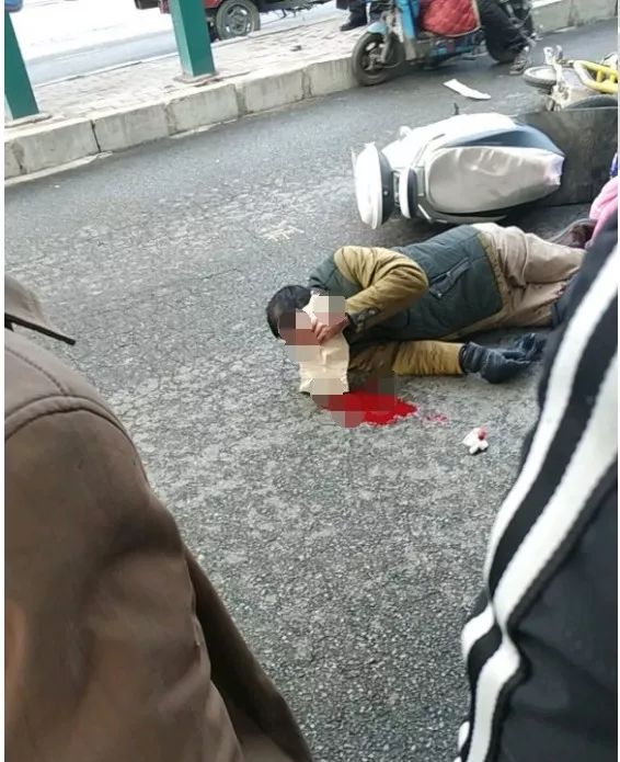 悲剧:邓州雷锋路两车相撞,男,女车主当场倒地不起.