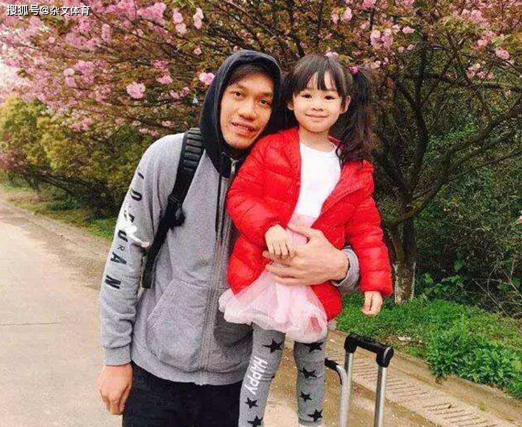 林志杰的妻子是一位面容姣好,气质极佳的大美女.