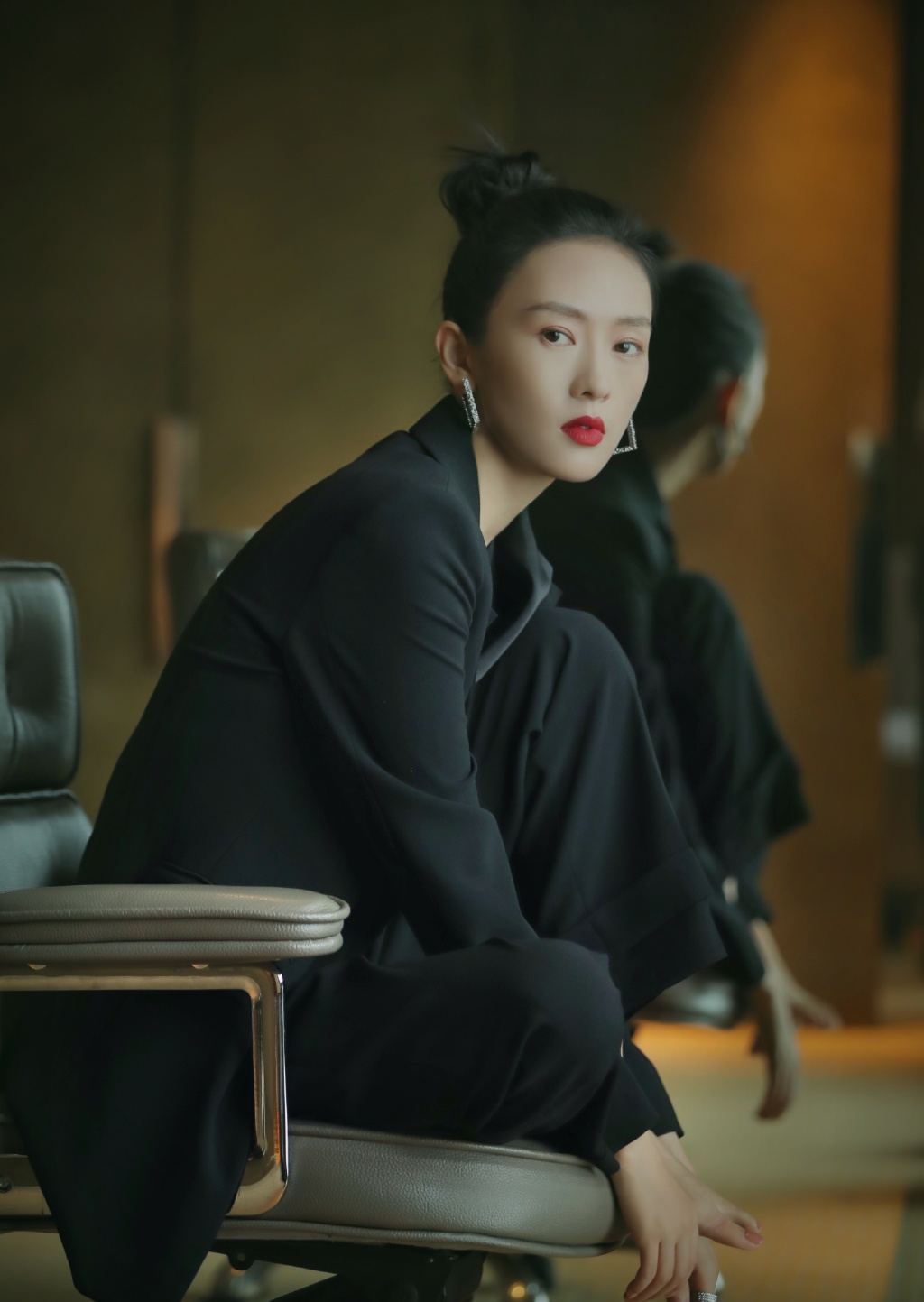 童瑶结婚后尽显"阔太范",黑色西装配过膝长靴,优雅干练不低调_职业装