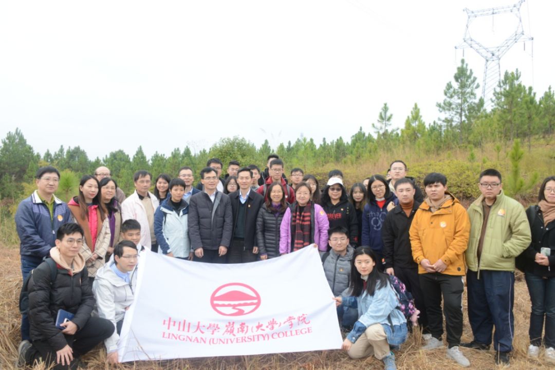 历史资料展览及司徒卫作品展览我院师生参观原岭南大学大村办学期间在