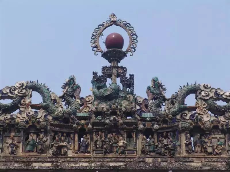 陶塑瓦脊增加祠庙艺术表现力, 使建筑有丰富华丽的"外表