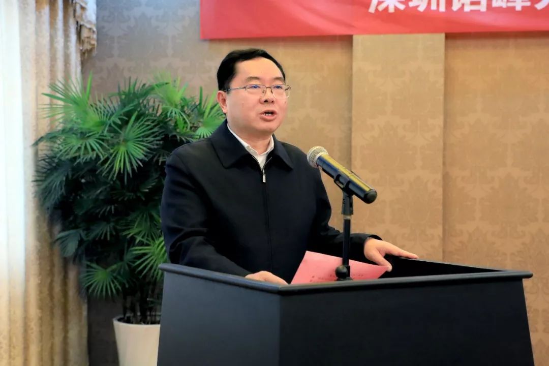 李小豹与许立峰亲切交谈▲签约仪式现场萍乡经开区与深圳诺峰光电