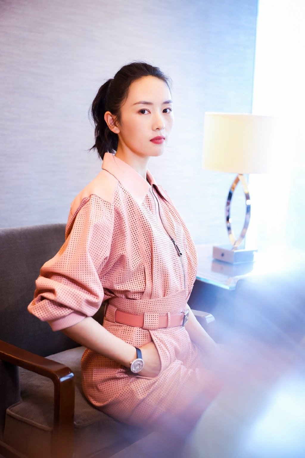 童瑶结婚后尽显"阔太范",黑色西装配过膝长靴,优雅干练不低调_职业装