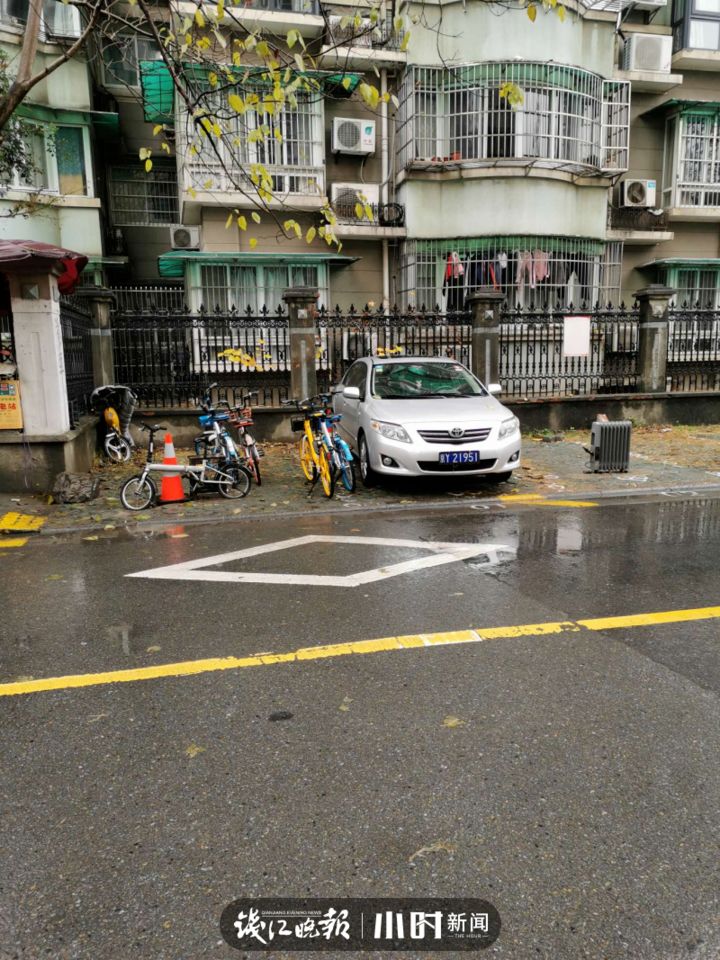 杭州闹市小区车位被花式占领!塑料凳、共享单车全用上了!