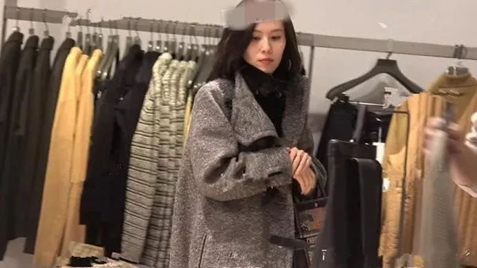 演唱《北京 北京》歌手郝云疑婚内出轨,与短发美女逛街牵手打闹共返