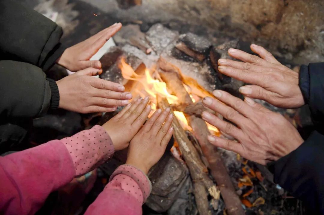 大家便可以围在一起烤火,聊天了放进烧红的木炭或者生一个大的火盆走