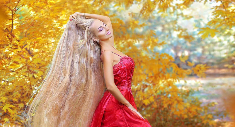 原创真人版长发公主:乌克兰女子28年未剪头,整个头发长182厘米