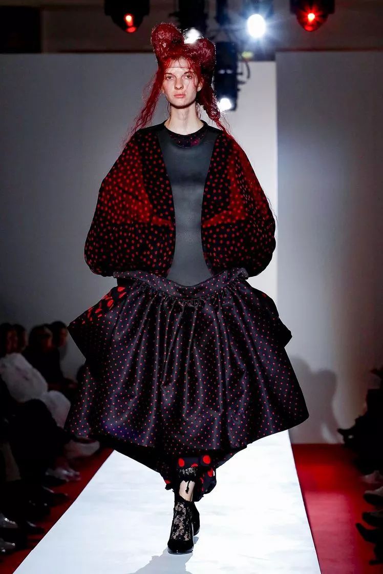 川久保玲带来红发血腥女巫戏剧般的立体花卉蓬蓬裙此外她被忽视的平面
