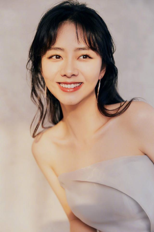 原创圆脸长发怎么剪?学学谭松韵最新发型,显脸小发量多并不难