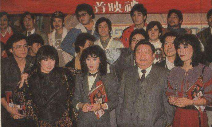 这是蓉儿翁美玲和靖哥哥黄日华的合影,感觉穿着西装的翁美玲酷酷的