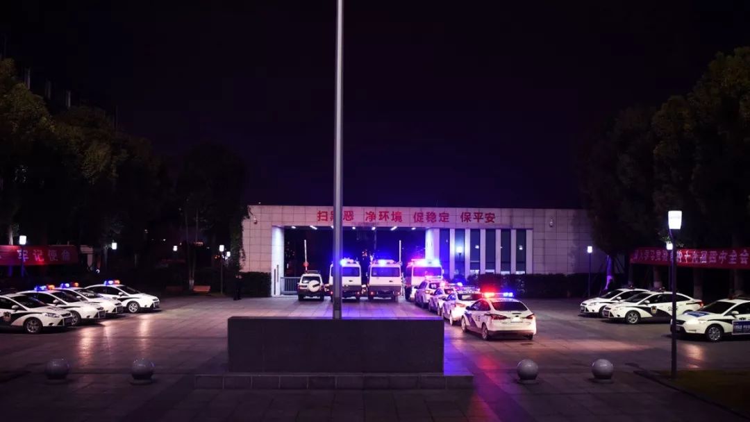 闪烁的红蓝警灯,似一盏盏明亮的街灯,只为守护这片繁华下的宁静.