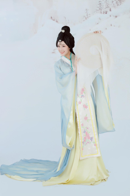 《白羽墨画》:刘希贝一位衣裳飘飘的唐代女子,在水墨丹青的山水画里