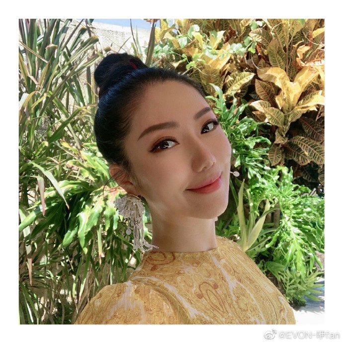 1/ 12 近日,上海申花门将李帅的妻子周伊凡晒出一组旅行照,,显示她与