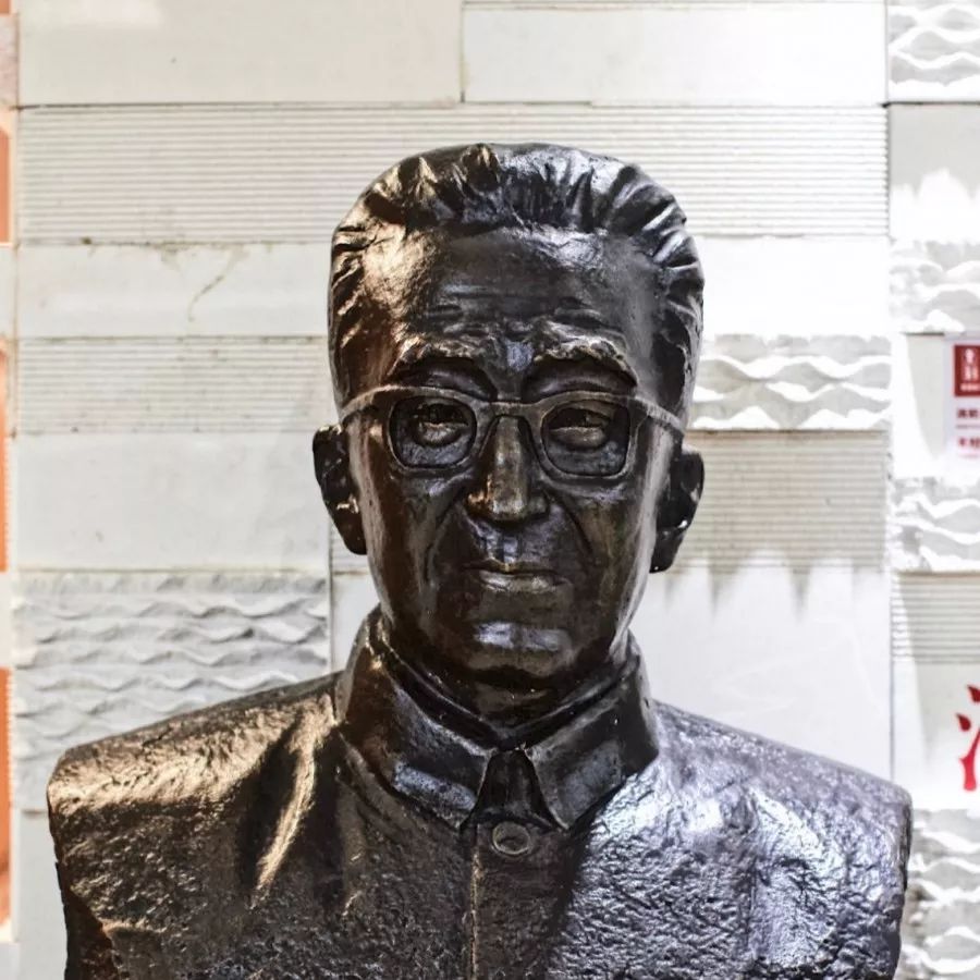 何少山(1923—2003),浙江杭州人.1955年加入杭州市中医院.