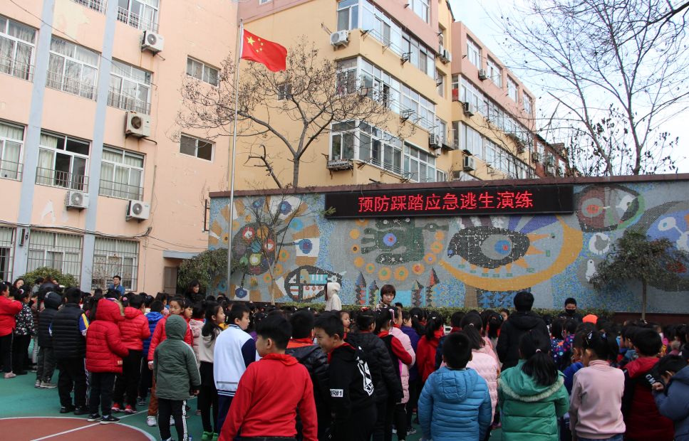 尚德思源德育青岛上海路小学开展防踩踏应急逃生演练活动
