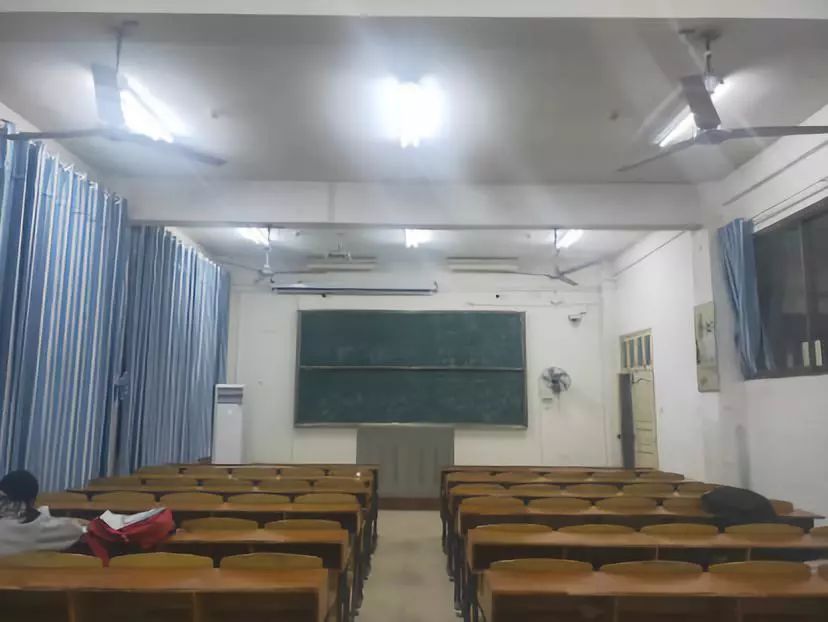 夜晚的教室几乎都有人少则两三人,多则几十人白炽灯下都是埋头学习的