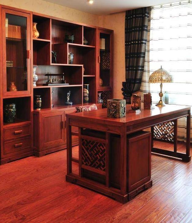 若家中多为红木家具则比较适合铺设偏重颜色的木质地板.