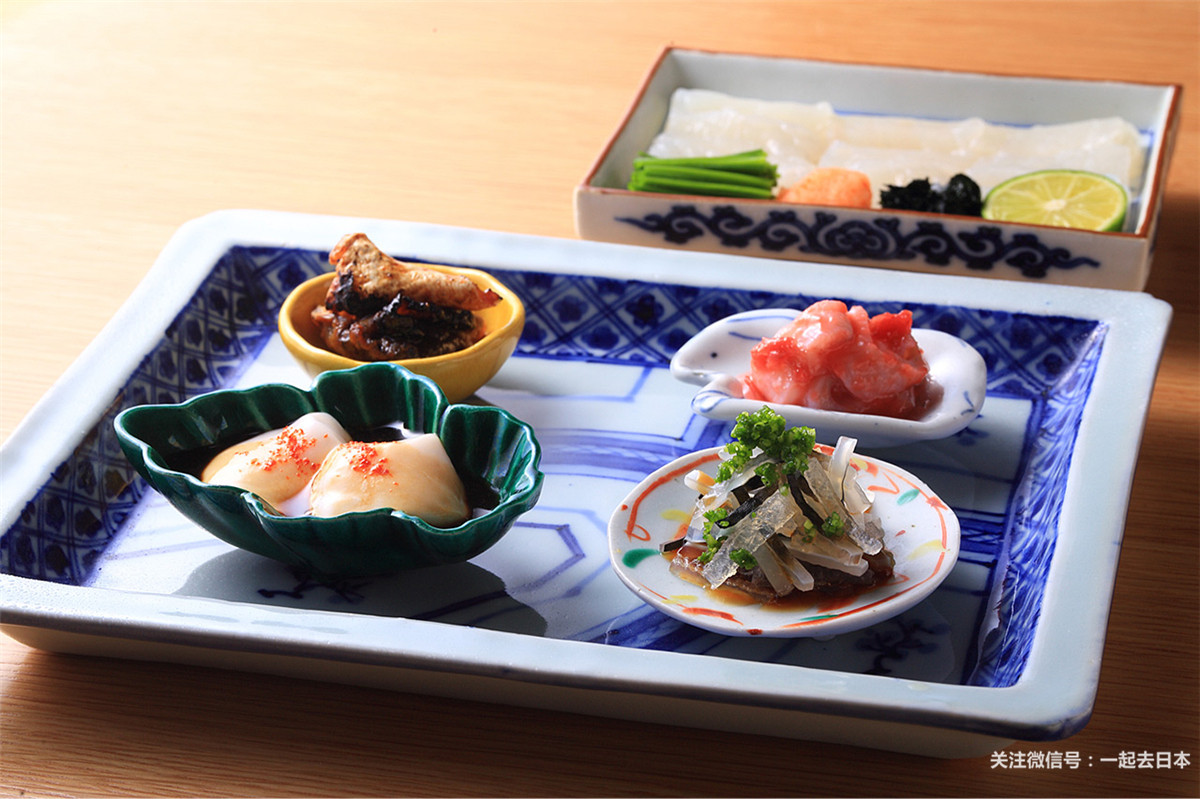 前菜的河豚四吃,四道珍味用鲁山人角盘装盛.