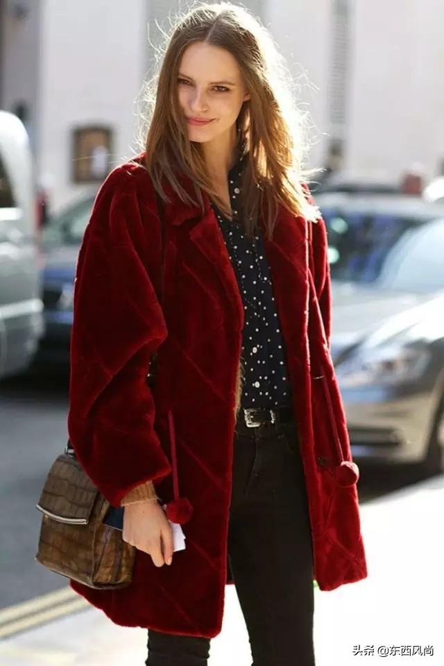 酒红色能提亮肤色,也让穿搭显得不单调,难怪明星们都爱穿